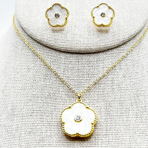 NWOT 18k GP stainless steel aqua colored clover set, necklace is adjus to 18” - Picture 13 of 16